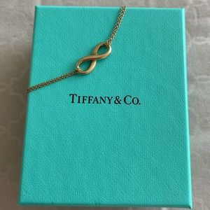 Infinity bracelet in rose gold.